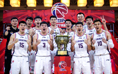 CBA季后赛半决赛第三场辽宁本钢队主场对阵广东宏远队的比赛现场全景，观众席座无虚席，气氛热烈