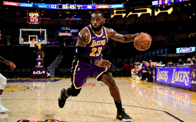 NBA比赛中湖人队球员勒布朗·詹姆斯持球组织进攻的镜头