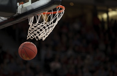 NBA比赛中湖人队球员勒布朗·詹姆斯在比赛最后时刻投出关键三分球的瞬间，背景是金州勇士队球员防守不及的表情